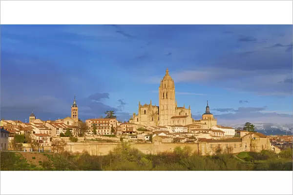 Spain, Castile and Leon, Segovia, Panorama of cathedral at sunset