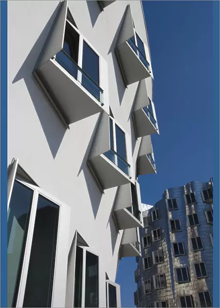 Germany, Rhineland-Westphalia, Dusseldorf, Medienhafen, Frank Gehry building, Neuer