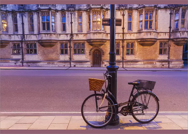 England, Oxfordshire, Oxford, Bicycle and High Street