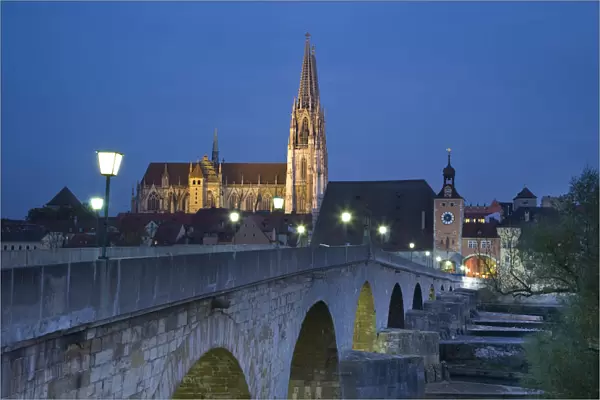 Dom, St. Peter cathedral & Medievil Stone Bridge, Regensburg, Bayaern  /  Bavaria, Germany