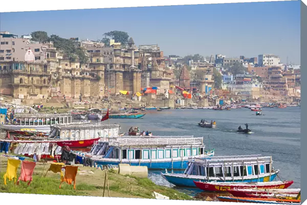 India, Uttar Pradesh, Varanasi, View of Varanasi and Ganges river