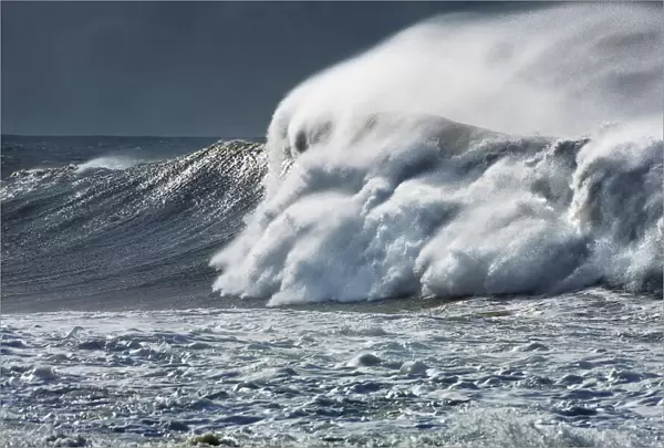 Breaking wave in wild sea - USA, Hawaii, Oahu, Waialua, North Shore, Sunset Beach