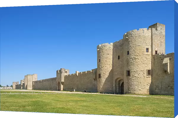 Medieval city wall with city gate, Aigues-Mortes, Camargue, Gard, Languedoc-Roussillon