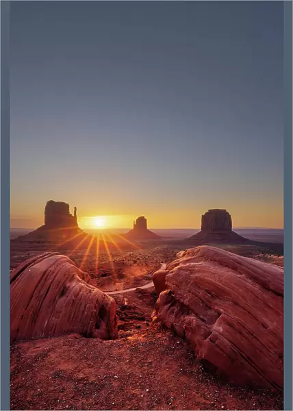 USA, Arizona, sun rising between the buttes at the Monument Valley