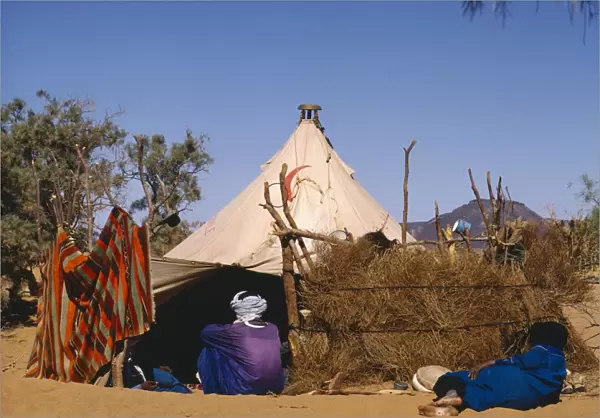 20039627. ALGERIA People Tuaregs outside tent