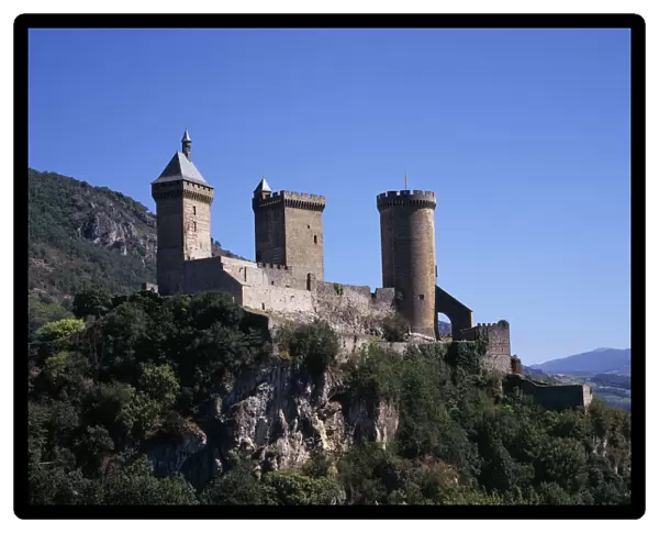20089328. FRANCE Midi-Pyrenees Ariege Chateau Foix on rocky hilltop above town