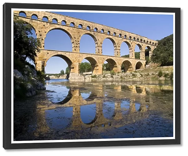 20093906. FRANCE Provence Cote d Azur Pont du Gard The