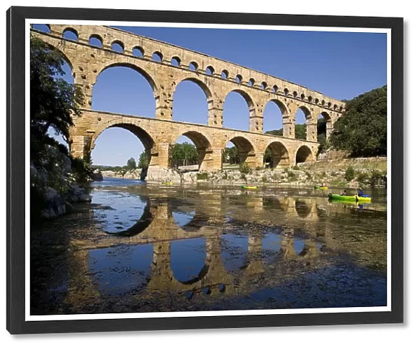 20093907. FRANCE Provence Cote d Azur Pont du Gard The