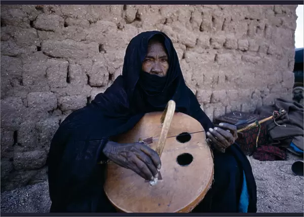20031313. NIGER General Tuareg woman playing an Imzad
