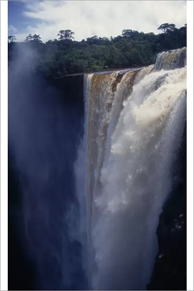 Guyana, Kaieteur National Park, Kaieteur Falls on the Potaro River with sheer drop of 228
