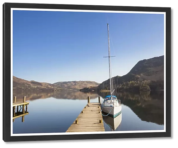 Yacht moored at a jetty on Lake Ullswater, Place Fell on right, Glenridding