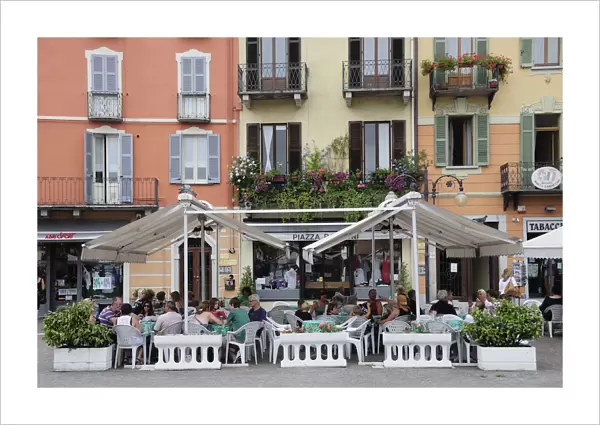 Italy, Piemonte, Lake Maggiore, Intra -Verbania, street scene with cafes