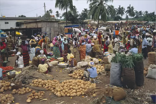 20043544. GHANA Near Accra Crowded market with mixed produce