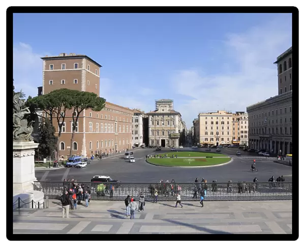 Italy, Lazio, Rome, Piazza Venezia from the steps of Il Vittoriano