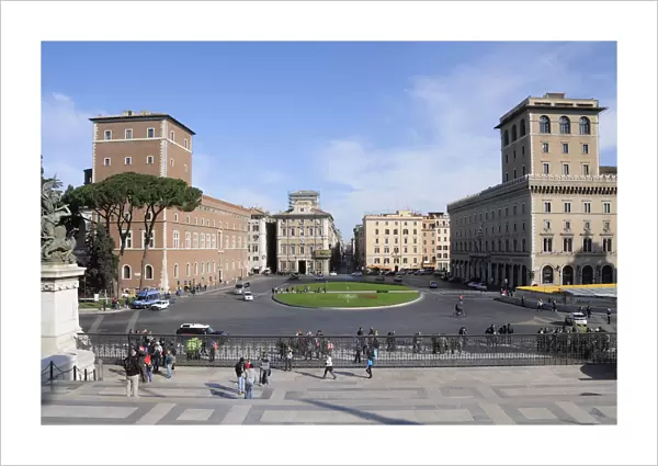 Italy, Lazio, Rome, Piazza Venezia from the steps of Il Vittoriano