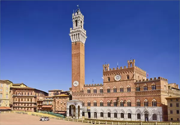Italy, Tuscany, Siena, Piazza del Campo with the Torre del Mangia