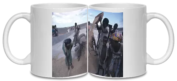 20070949. SOMALIA Farming Settled nomad women and children winnowing rice crop