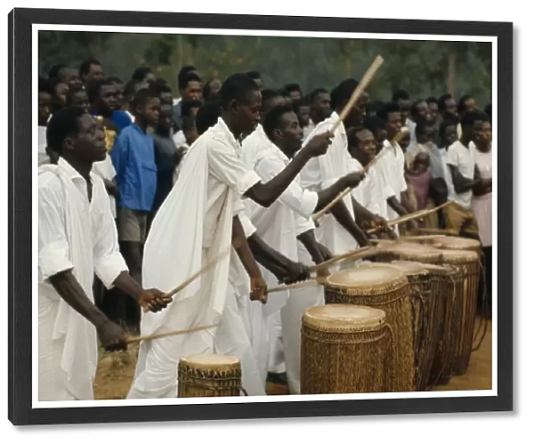 20074905. RWANDA Music Tutsi drummers playing to crowd
