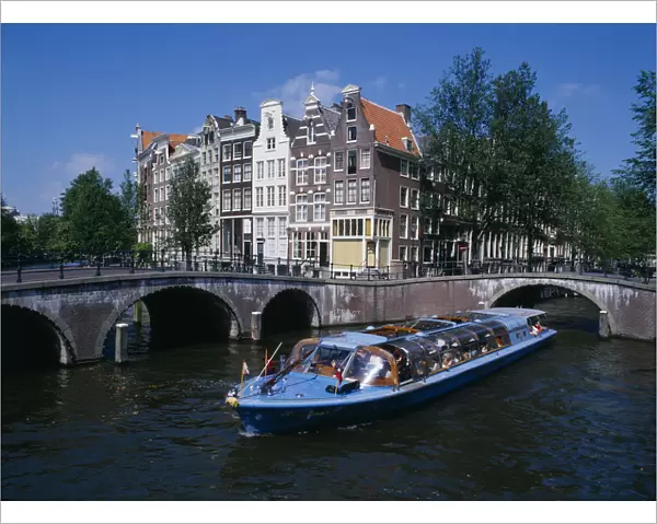 20035849. HOLLAND Noord Amsterdam Tourist boat travelling down the Keizersgracht canal