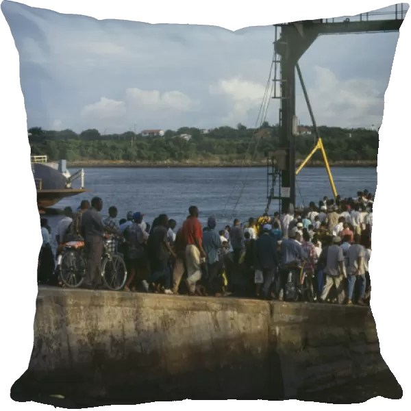 20076417. KENYA Mombasa Crowds boarding the Likoni ferry. East Africa