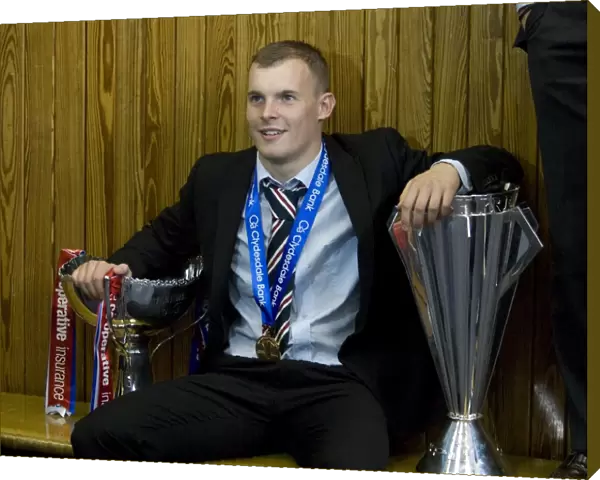 Rangers Football Club: Champions Triumph in Ibrox - Wylde's Exclusive Celebration with SPL & League Cup Trophies