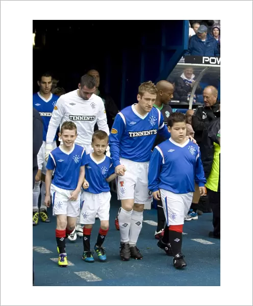 Steven Davis Lifts the Trophy: Rangers 1-0 Hibernian - Clydesdale Bank Scottish Premier League Victory at Ibrox Stadium