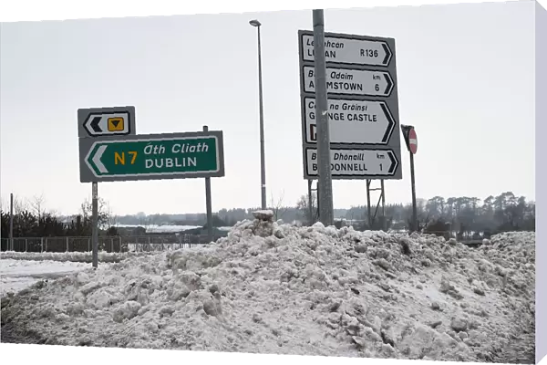 Large amounts of snow are seen on a motorway near Dublin