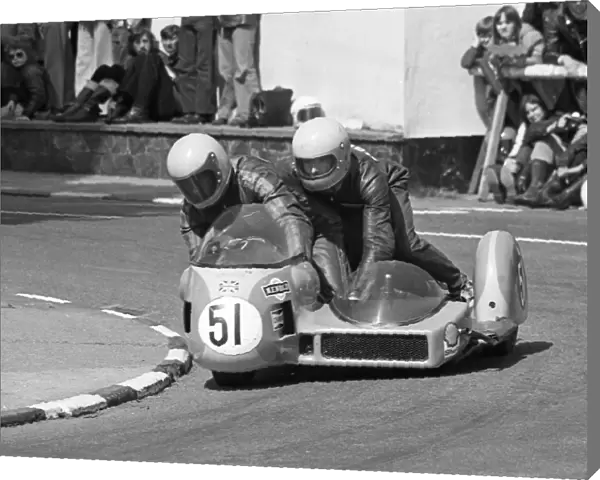 Tony Wakefield & Colin Newbold (British Magnum) 1975 1000 Sidecar TT