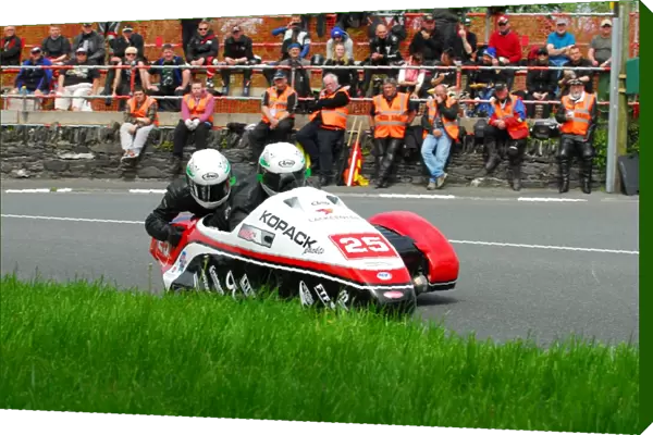 Mike Roscher & Uwe Neubert (Suzuki) 2013 Sidecar TT