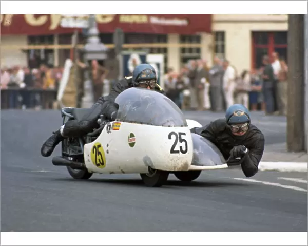 Dennis Keen & G C Hunt (Triumph) 1970 750 Sidecar TT
