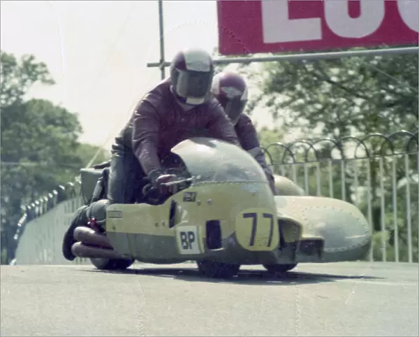 Alan May & Mick Gray (Weslake) 1976 1000 Sidecar TT