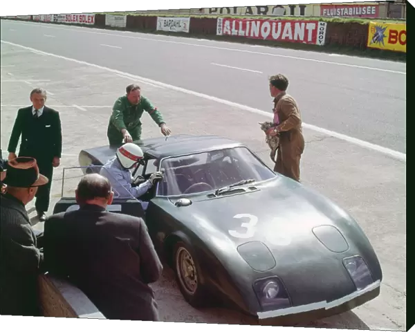 Rover BRM turbine. Jackie Stewart climbs in, Le mans 1965