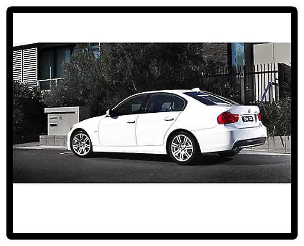 BMW 325i saloon, 2011, White
