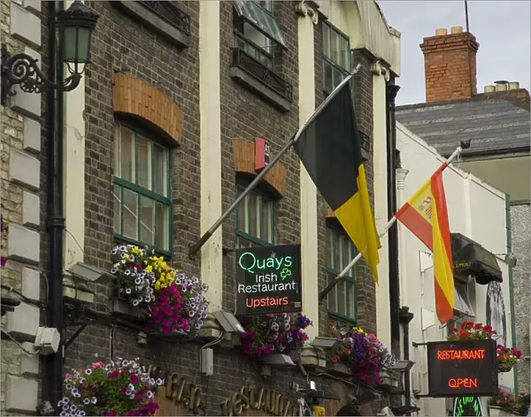 IRELAND, Dublin. Temple Bar. Colorful pub