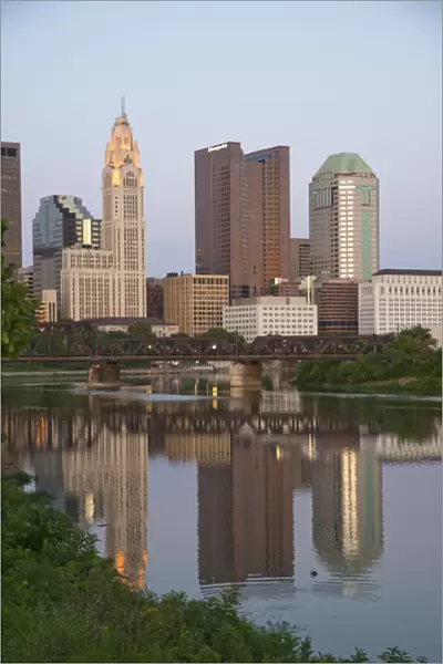 USA, Ohio, Columbus: City skyline and the Scioto River
