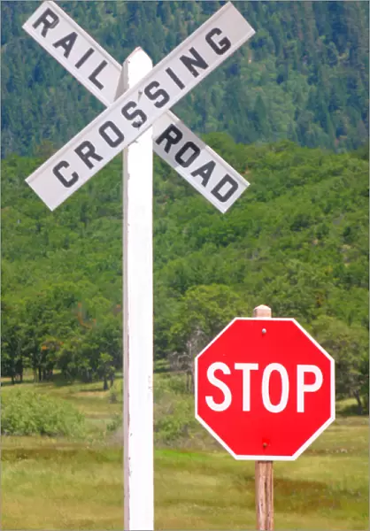 USA, California, railroad crossing warning sign