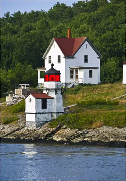 Viewing light houses while sailing down the Keybeck River