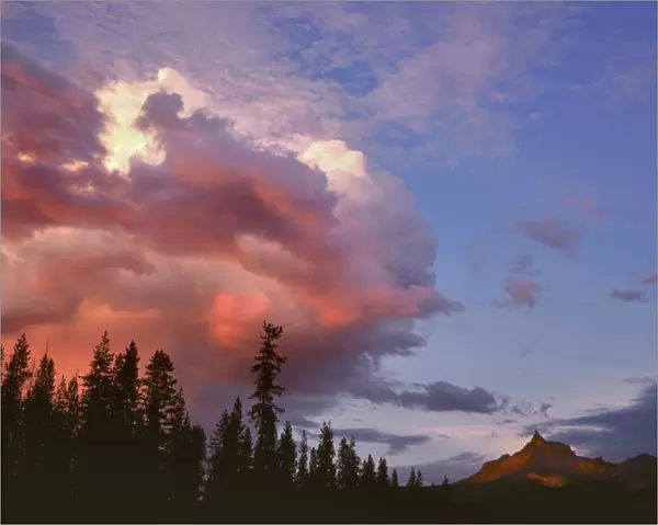 USA, Oregon, Umpqua National Forest. Storm approaching Mt Thielsen. Credit as: Steve