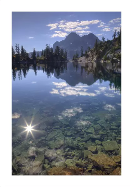 WA, Alpine Lakes Wilderness, Gem Lake and sunburst