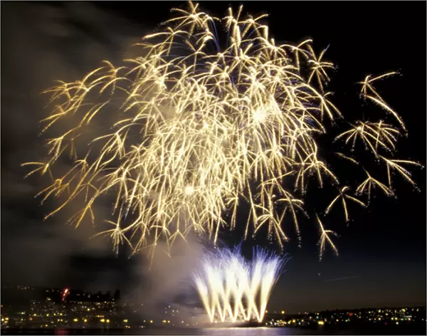 USA, WA, Seattle, Lake Union. 4th of July Fireworks