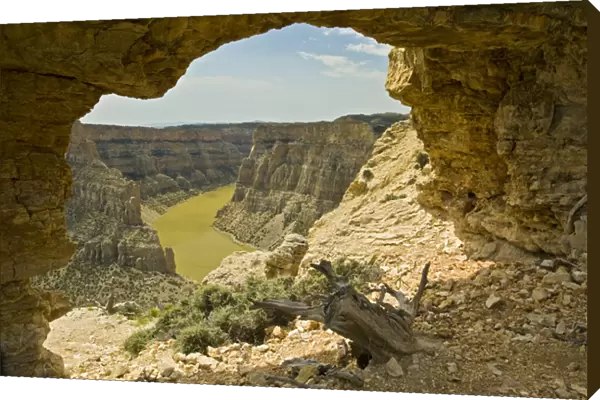 North America, USA, Wyoming, Bighorn National Recreation Area, rock arch on Big Horn River canyon