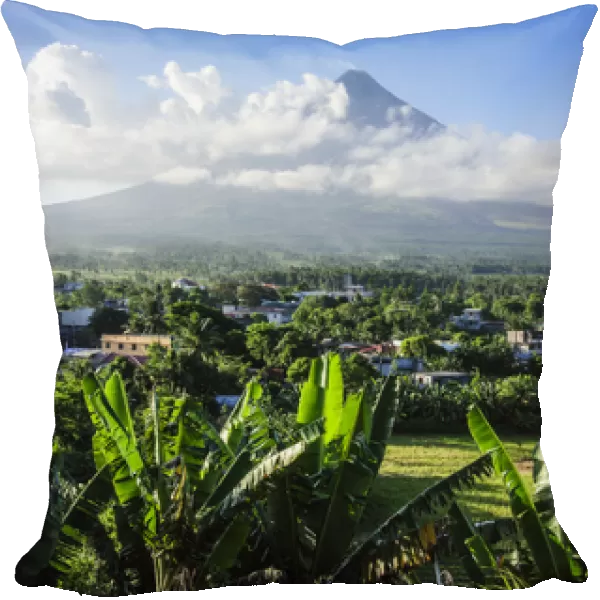 View from the Daraga church over volacano Mount Mayon, Legaspi, Southern Luzon