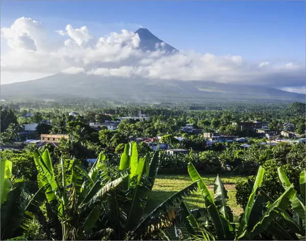 View from the Daraga church over volacano Mount Mayon, Legaspi, Southern Luzon