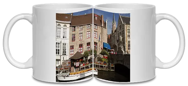 Europe, Belgium, Brugges. Canal cafe of Brugges