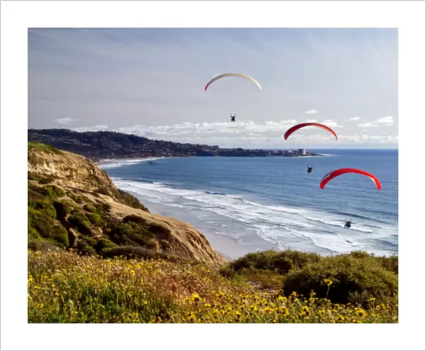 USA, California, La Jolla, Paragliders float toward La Jolla Shores