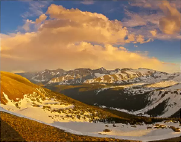 USA, Colorado, Rocky Mountain National Park. Panoramic overlook from Trail Ridge Road at sunset