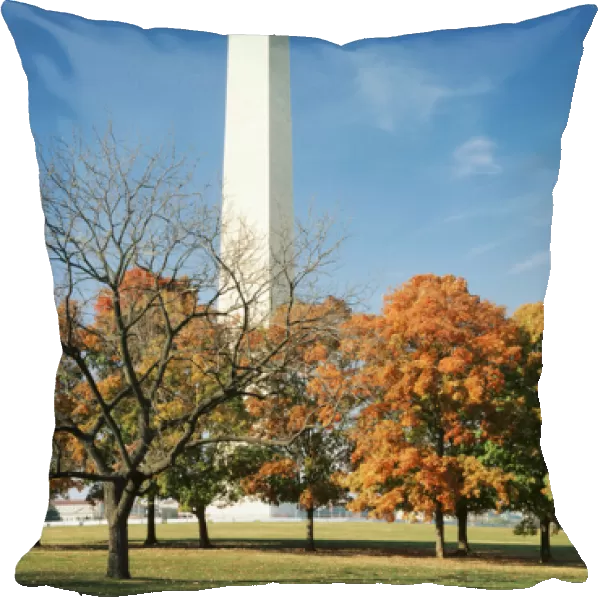 USA, Washington DC, View of Washington Monument in autumn