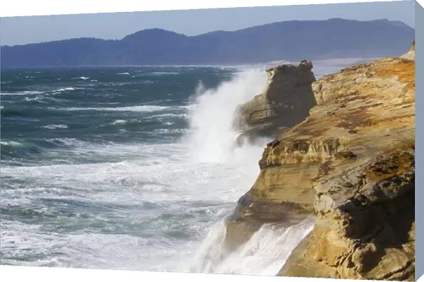 OR, Cape Kiwanda, Ocean waves crashing on the cape
