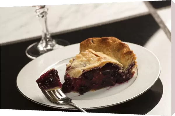 USA, Oregon, Keizer, blueberry  /  raspberry pie