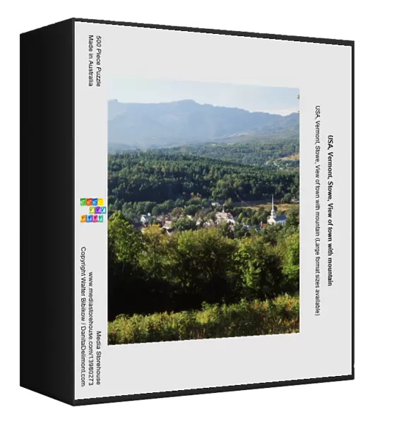 USA, Vermont, Stowe, View of town with mountain